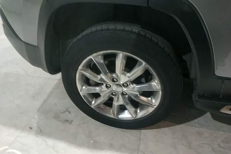 Used Jeep Cherokee 2014 2.4L Luxury Edition Right Rear Wheel Hub