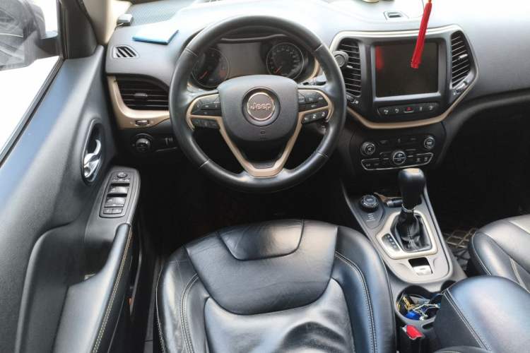 Used Jeep Cherokee 2014 2.4L Luxury Edition Steering Wheel