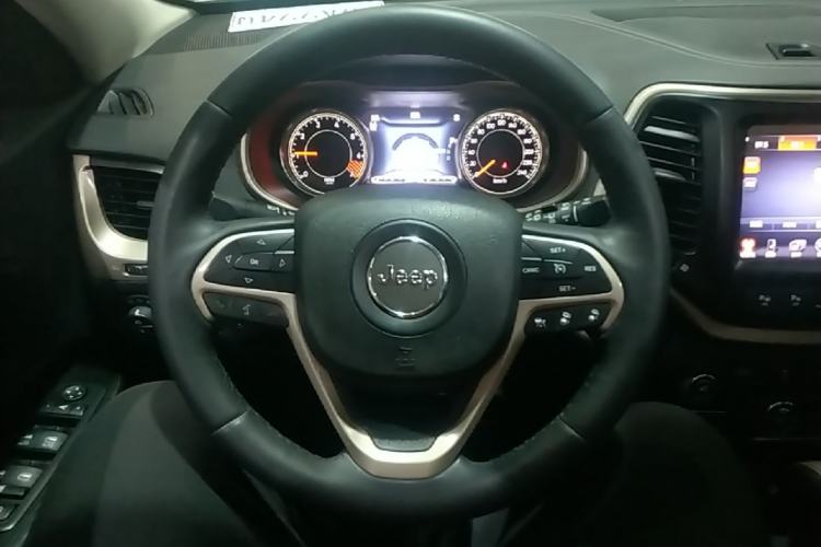 Used Jeep Cherokee 2014 2.4L Luxury Edition Steering Wheel