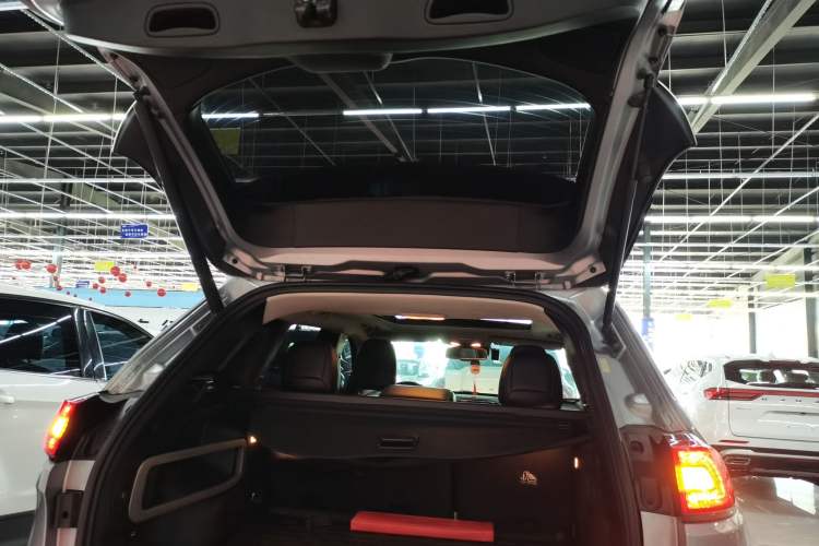 Used Jeep Cherokee 2014 2.4L Luxury Edition Trunk