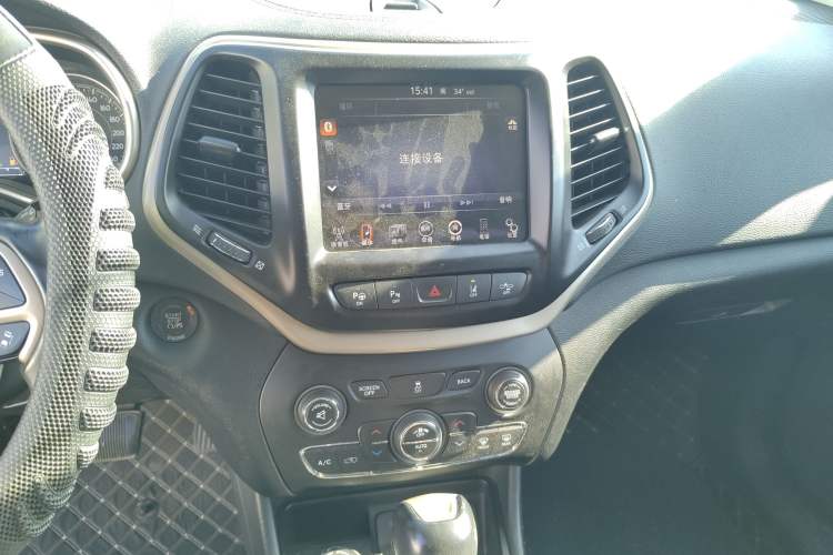 Used Jeep Cherokee 2014 2.4L Luxury Edition Audio And AC Panel