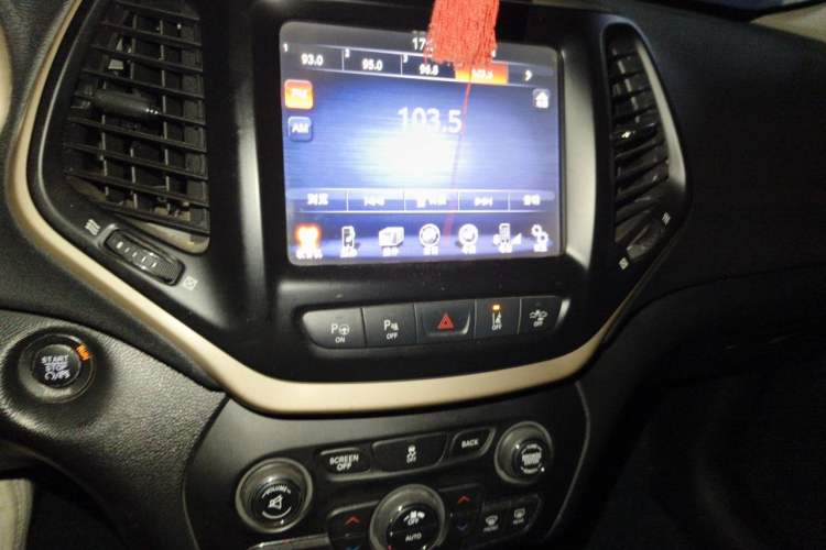 Used Jeep Cherokee 2014 2.4L Luxury Edition Audio And AC Panel