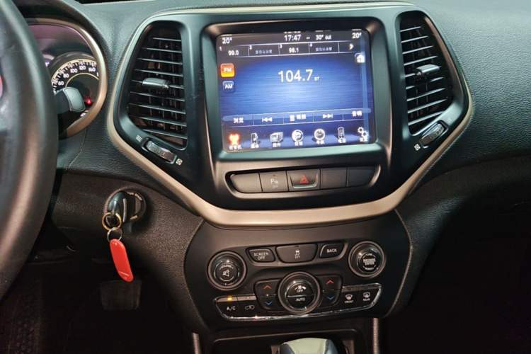 Used Jeep Cherokee 2014 2.4L Urban Edition Audio And AC Panel