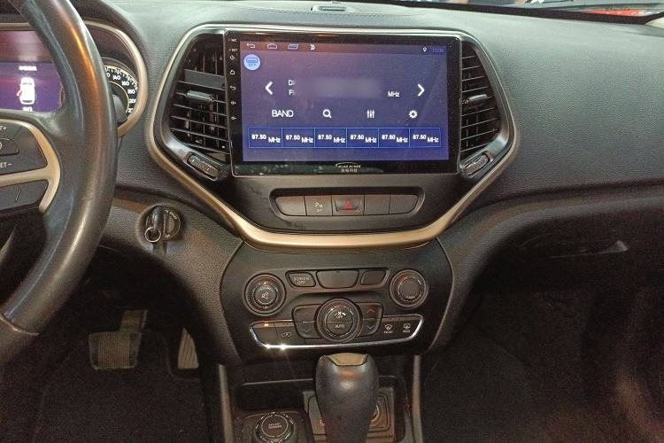 Used Jeep Cherokee 2014 2.4L Urban Edition Audio And AC Panel
