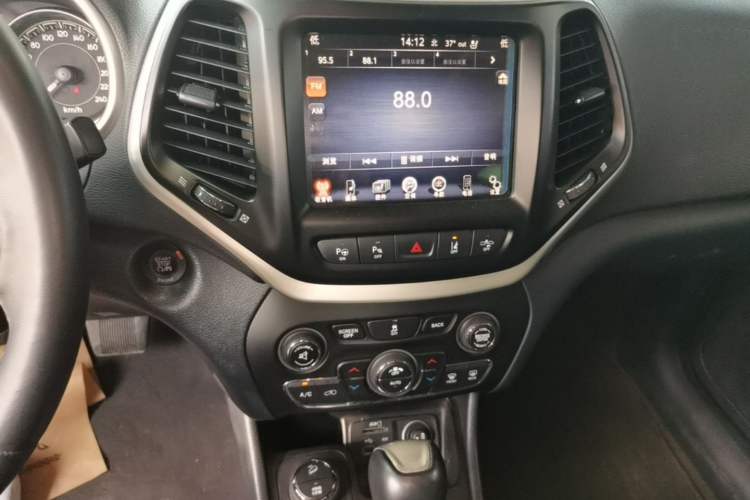 Used Jeep Cherokee 2014 2.4L Elite Edition Audio And AC Panel