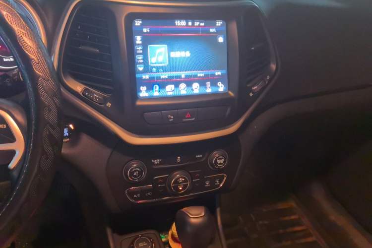 Used Jeep Cherokee 2014 2.4L Luxury Edition Audio And AC Panel