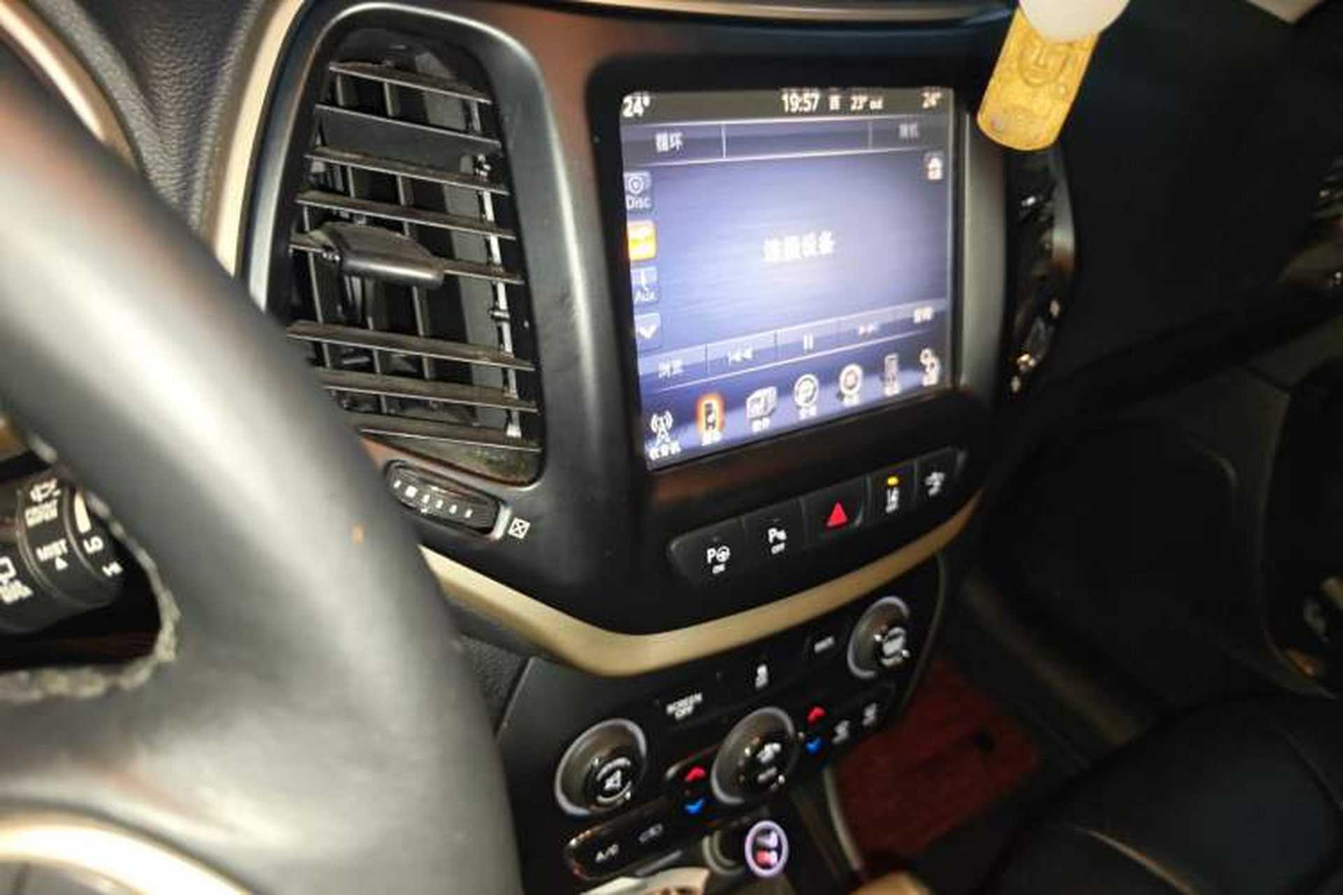 Used Jeep Cherokee 2014 2.4L Luxury Edition Audio And AC Panel