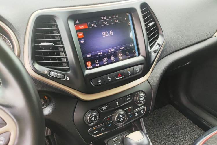 Used Jeep Cherokee 2014 2.4L Luxury Edition Audio And AC Panel