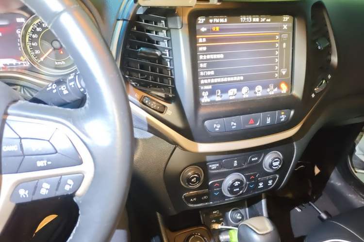 Used Jeep Cherokee 2014 2.4L Luxury Edition Audio And AC Panel