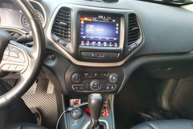 Used Jeep Cherokee 2014 2.4L Luxury Edition Audio And AC Panel