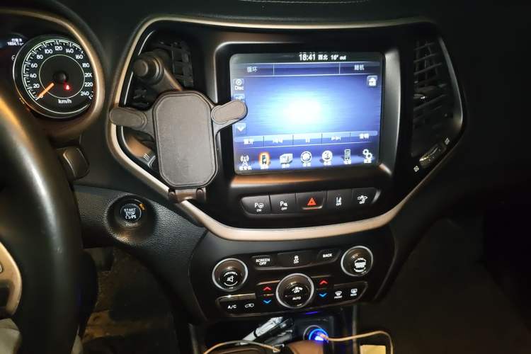Used Jeep Cherokee 2014 2.4L Luxury Edition Audio And AC Panel