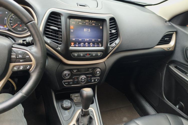 Used Jeep Cherokee 2014 2.4L Luxury Edition Audio And AC Panel