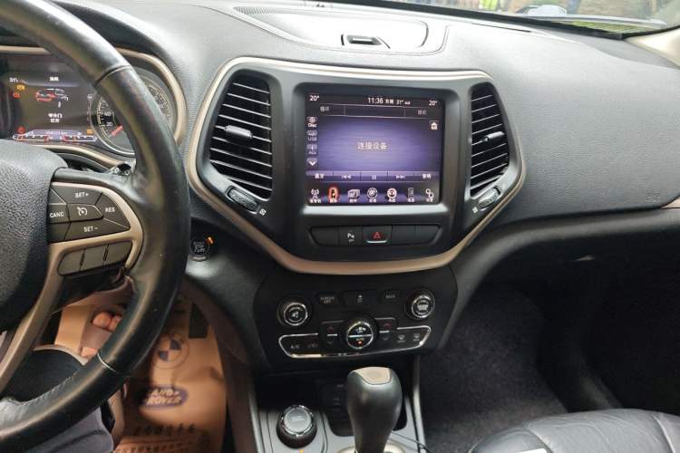 Used Jeep Cherokee 2014 2.4L Luxury Edition Audio And AC Panel