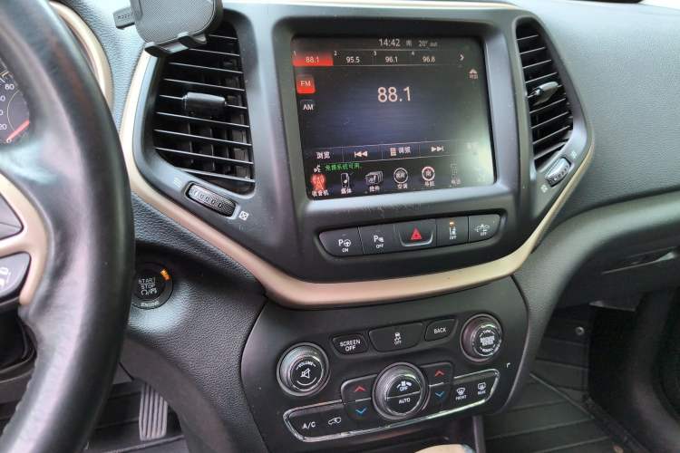 Used Jeep Cherokee 2014 2.4L Luxury Edition Audio And AC Panel