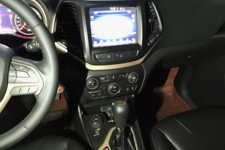 Used Jeep Cherokee 2014 2.4L Urban Edition Audio And AC Panel