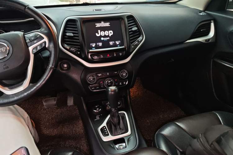 Used Jeep Cherokee 2014 2.4L Elite Edition Audio And AC Panel