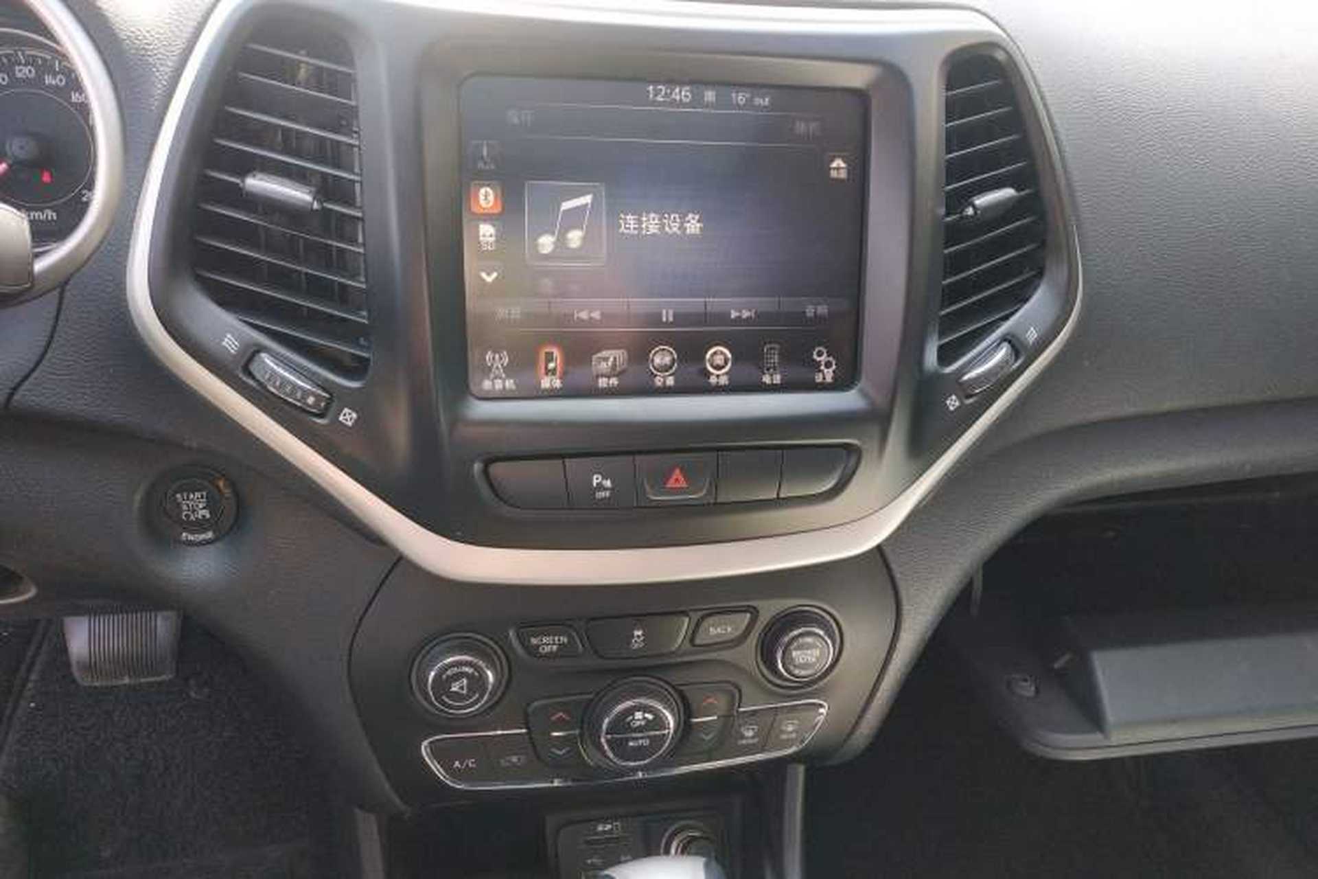 Used Jeep Cherokee 2014 2.4L Luxury Edition Audio And AC Panel