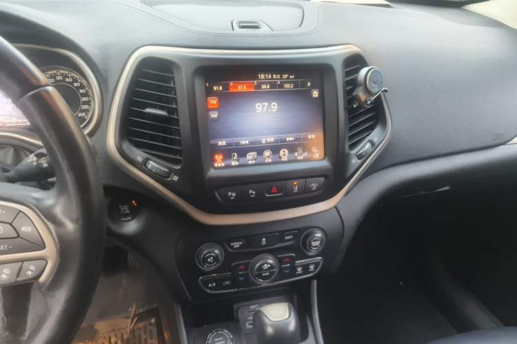 Used Jeep Cherokee 2014 2.4L Luxury Edition Audio And AC Panel