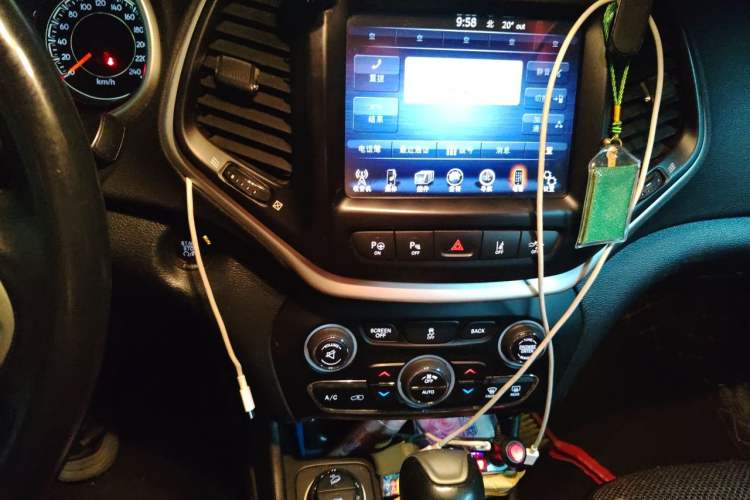 Used Jeep Cherokee 2014 2.4L Elite Edition Audio And AC Panel