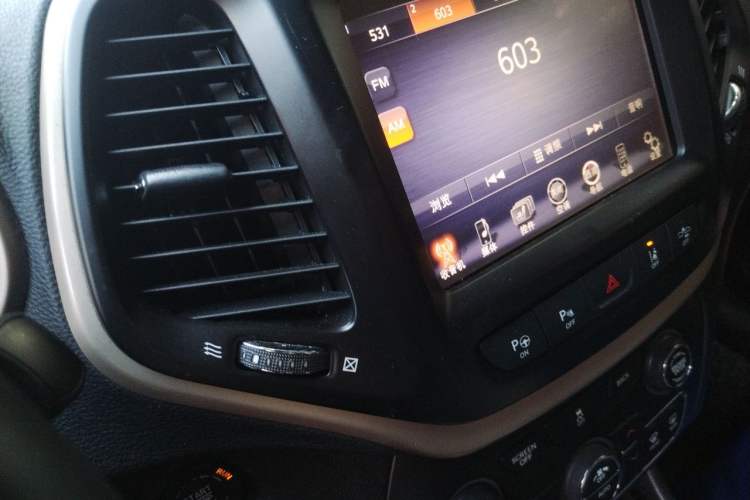 Used Jeep Cherokee 2014 2.4L Luxury Edition Audio And AC Panel