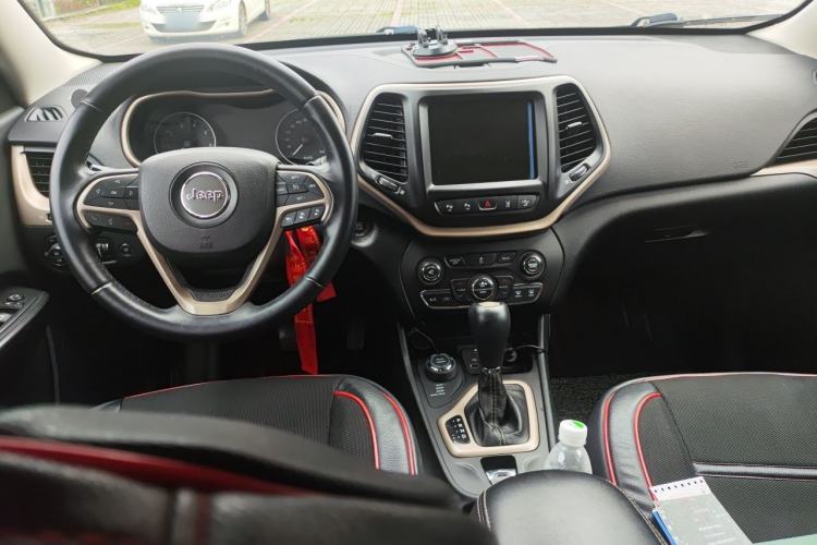Used Jeep Cherokee 2014 2.4L Luxury Edition Center Console