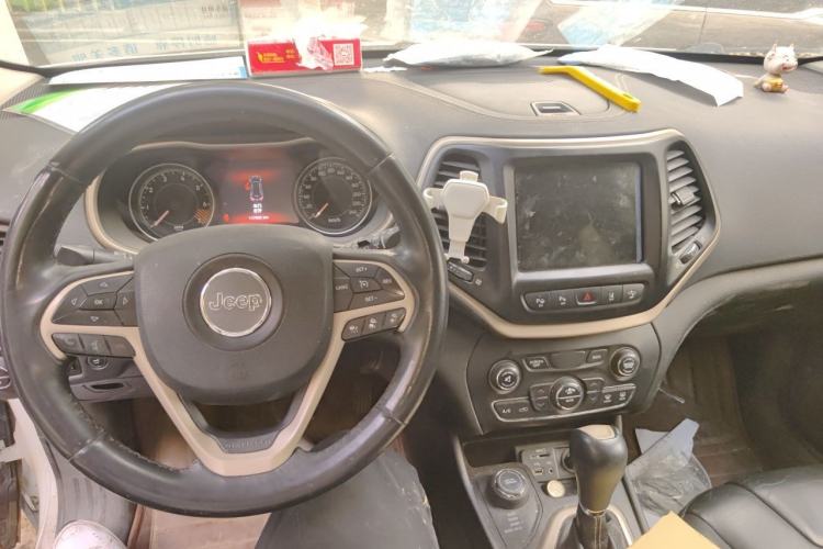 Used Jeep Cherokee 2014 2.4L Luxury Edition Center Console