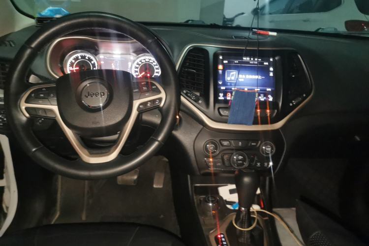 Used Jeep Cherokee 2014 2.4L Luxury Edition Center Console