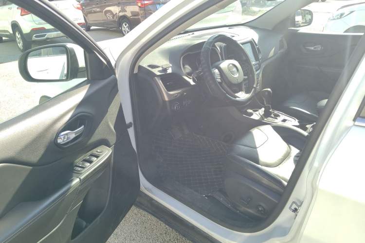 Used Jeep Cherokee 2014 2.4L Luxury Edition Driver Seat