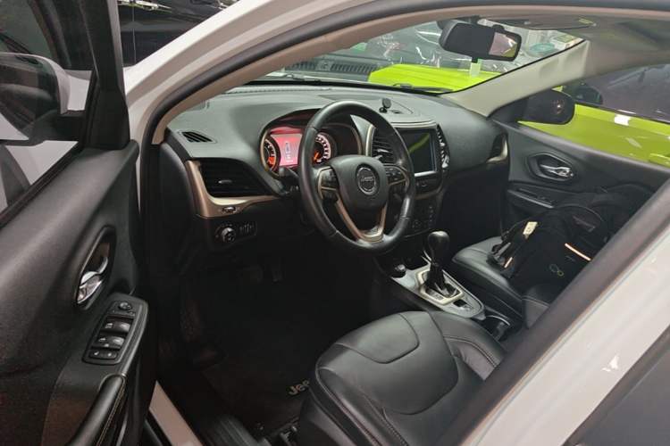 Used Jeep Cherokee 2014 2.4L Urban Edition Driver Seat
