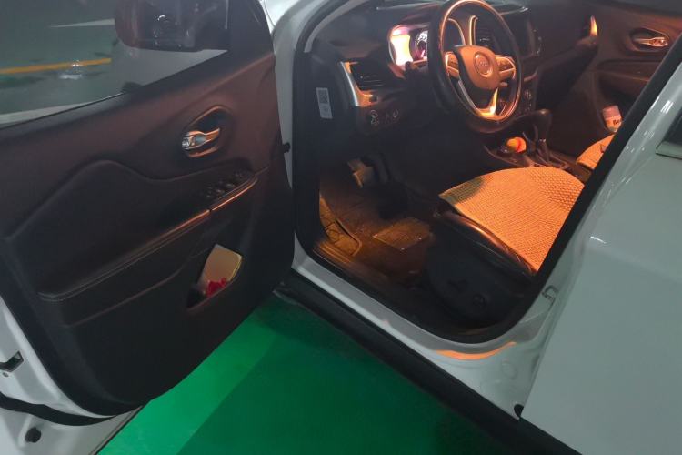 Used Jeep Cherokee 2014 2.4L Luxury Edition Driver Seat