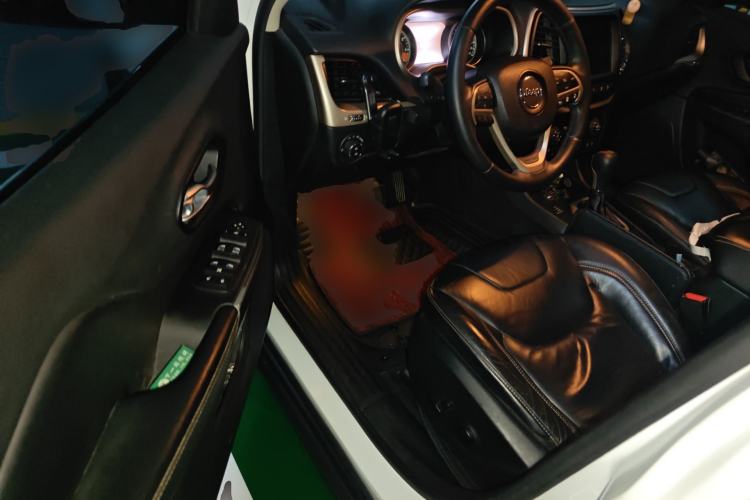 Used Jeep Cherokee 2014 2.4L Luxury Edition Driver Seat