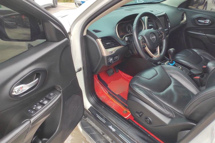 Used Jeep Cherokee 2014 2.4L Urban Edition Driver Seat
