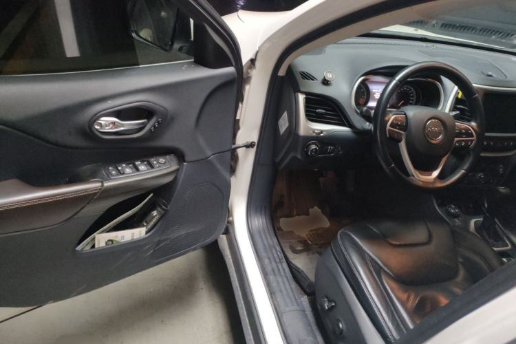 Used Jeep Cherokee 2014 2.4L Elite Edition Driver Seat