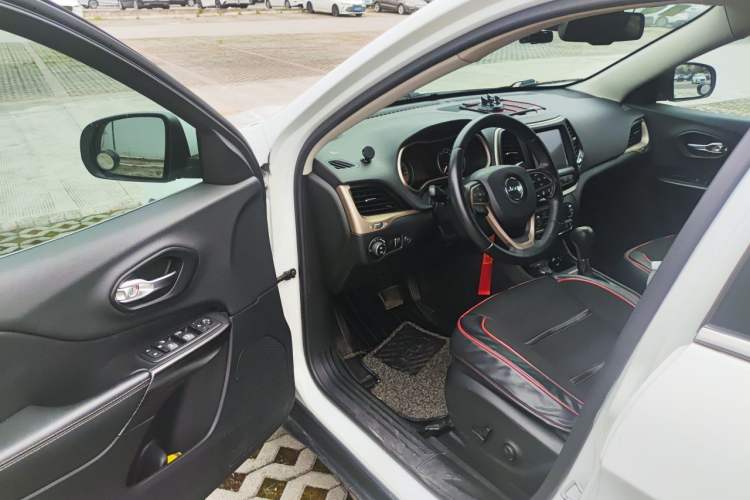 Used Jeep Cherokee 2014 2.4L Luxury Edition Driver Seat