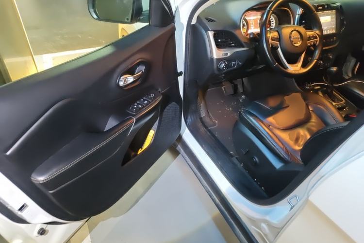 Used Jeep Cherokee 2014 2.4L Luxury Edition Driver Seat