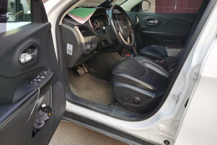 Used Jeep Cherokee 2014 2.4L Luxury Edition Driver Seat