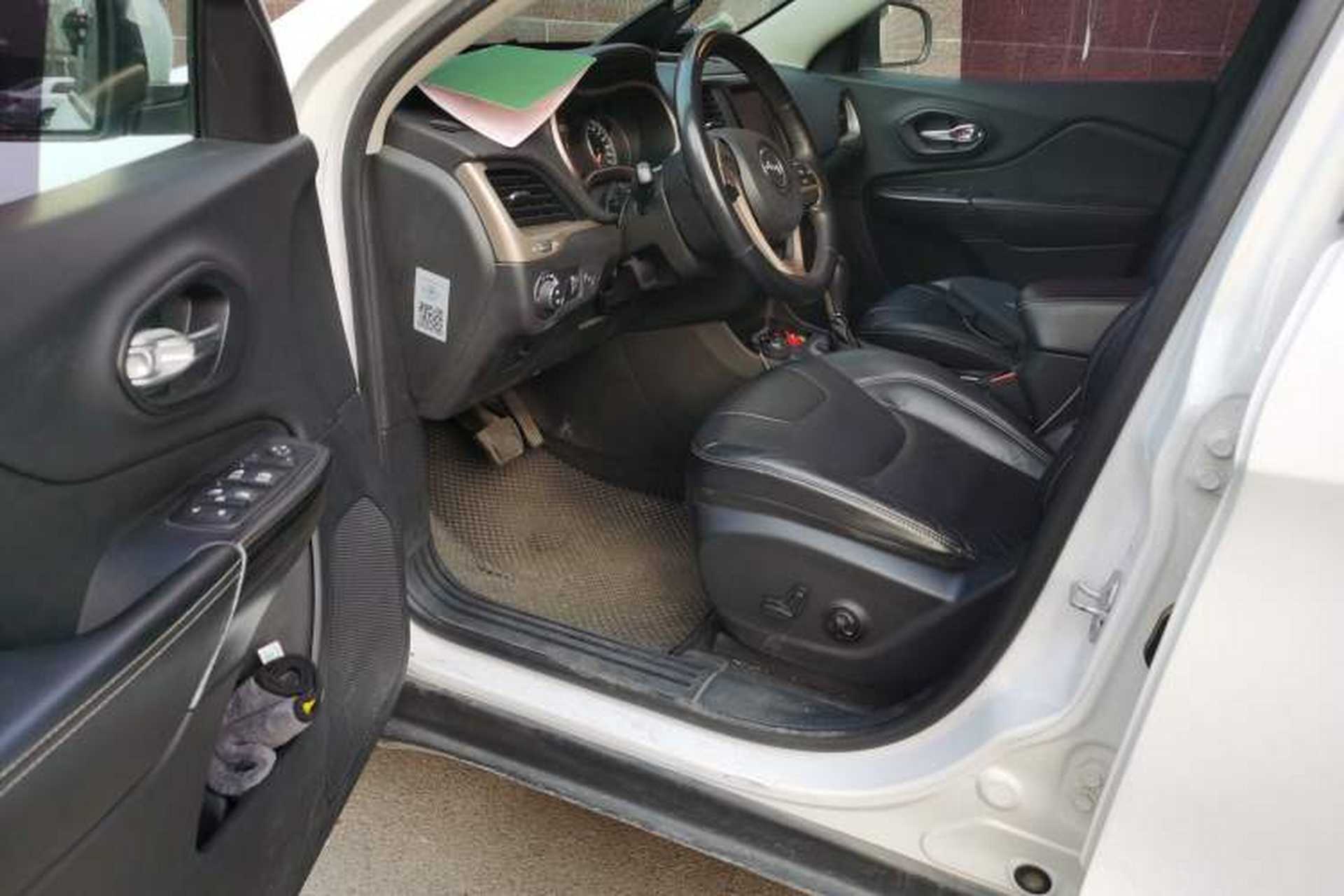 Used Jeep Cherokee 2014 2.4L Luxury Edition Driver Seat