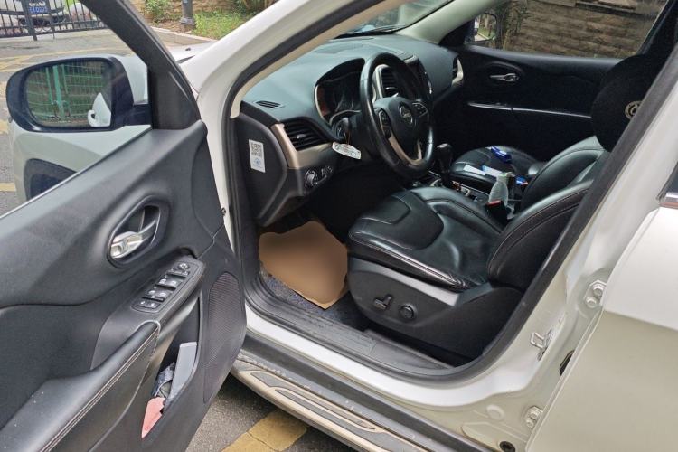 Used Jeep Cherokee 2014 2.4L Luxury Edition Driver Seat