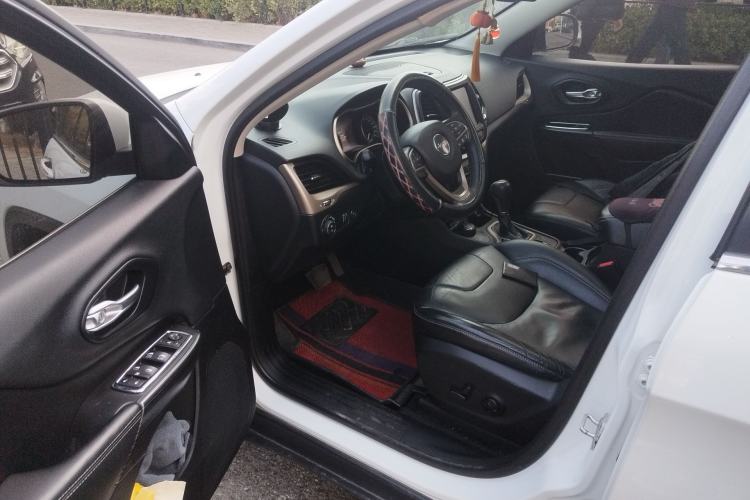 Used Jeep Cherokee 2014 2.4L Luxury Edition Driver Seat