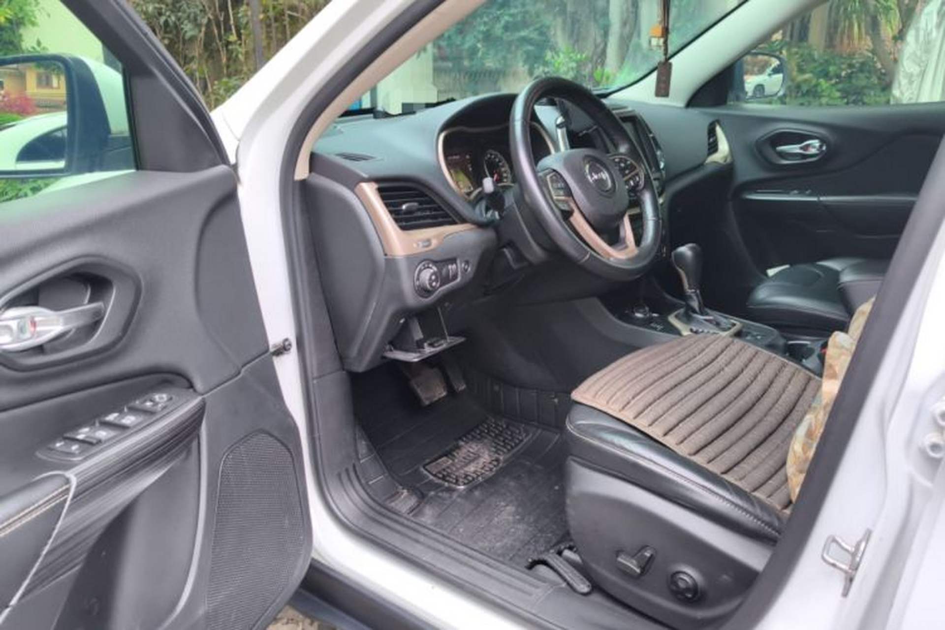 Used Jeep Cherokee 2014 2.4L Luxury Edition Driver Seat