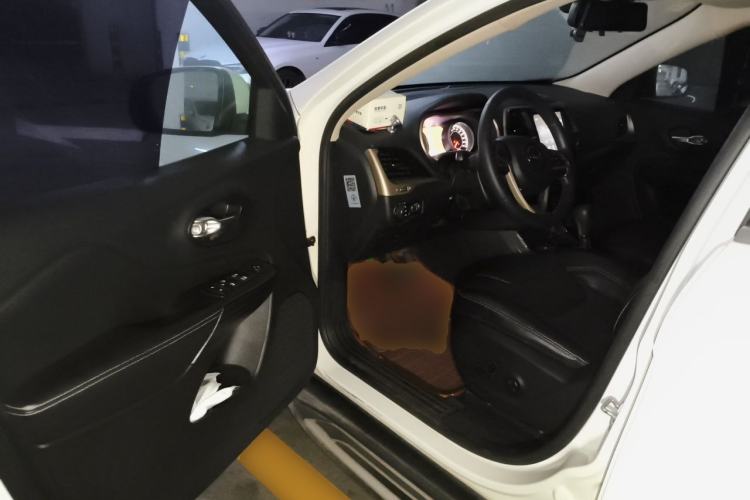 Used Jeep Cherokee 2014 2.4L Urban Edition Driver Seat