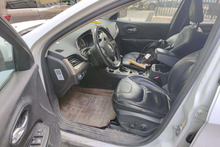 Used Jeep Cherokee 2014 2.4L Luxury Edition Driver Seat