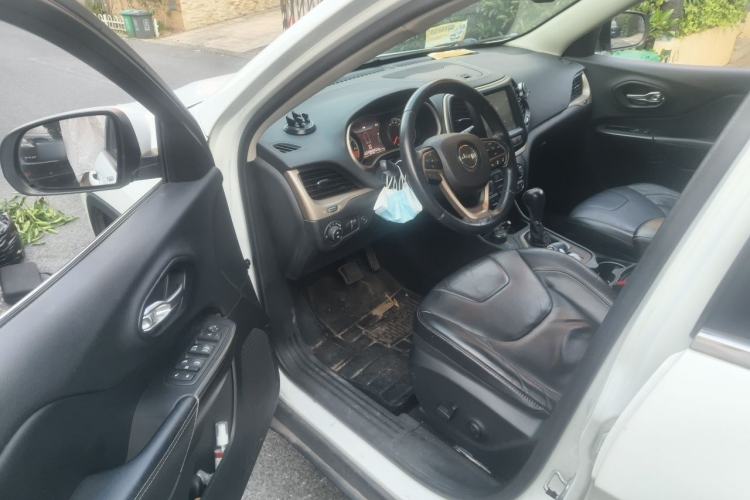 Used Jeep Cherokee 2014 2.4L Luxury Edition Driver Seat