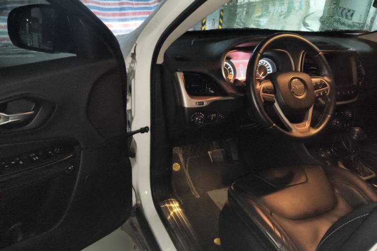 Used Jeep Cherokee 2014 2.4L Luxury Edition Driver Seat
