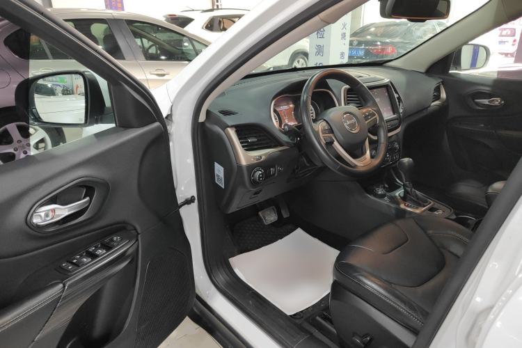 Used Jeep Cherokee 2014 2.4L Luxury Edition Driver Seat