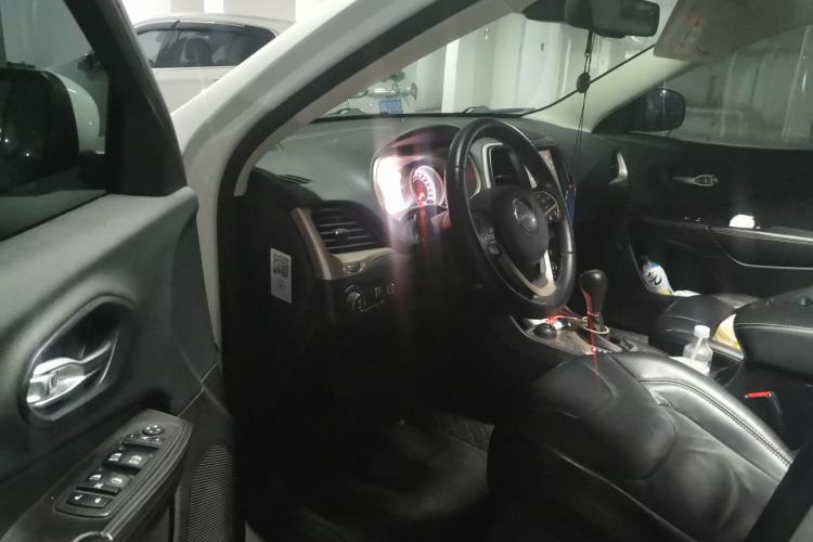 Used Jeep Cherokee 2014 2.4L Luxury Edition Driver Seat