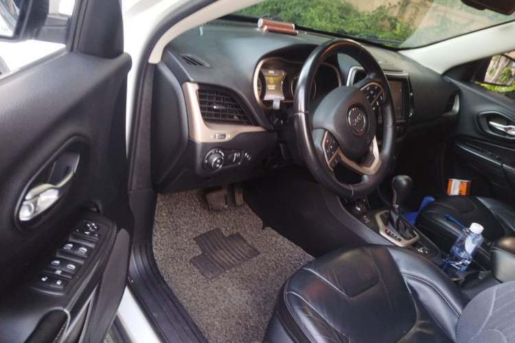 Used Jeep Cherokee 2014 2.4L Luxury Edition Driver Seat