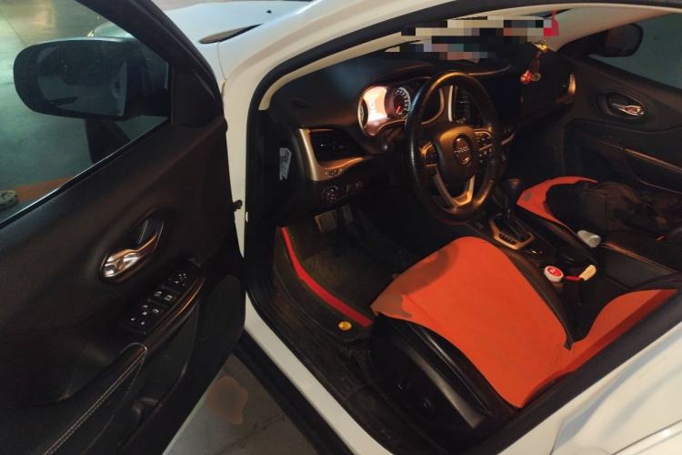 Used Jeep Cherokee 2014 2.4L Luxury Edition Driver Seat
