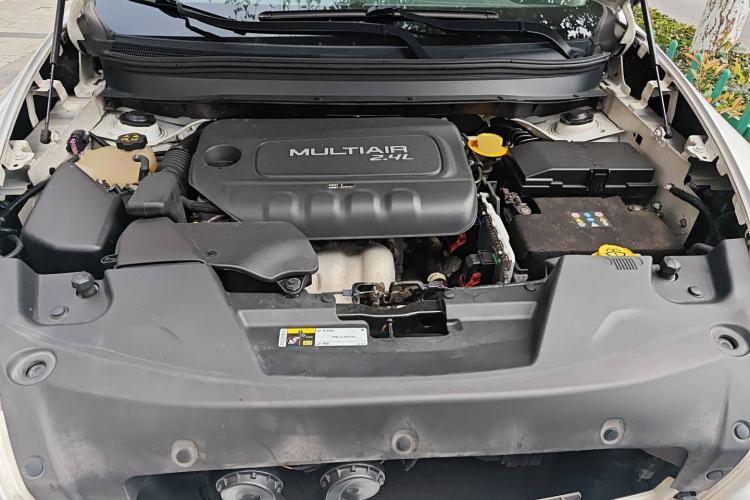 Used Jeep Cherokee 2014 2.4L Luxury Edition Engine Bay