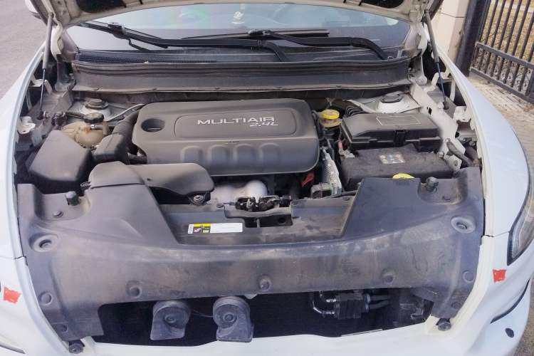 Used Jeep Cherokee 2014 2.4L Luxury Edition Engine Bay